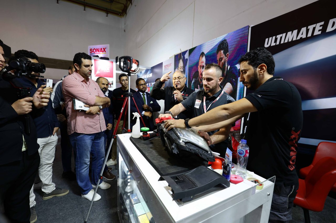 visitors viewing newest products in Diagnostics